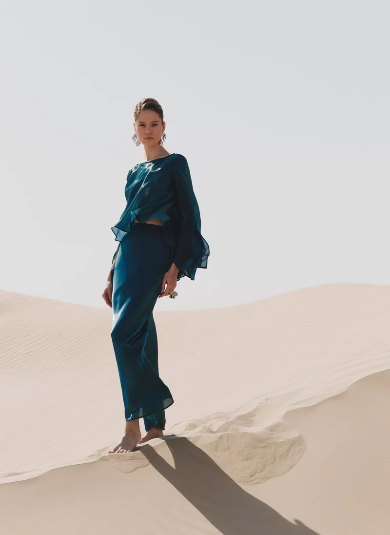 ليتشي تنورة طويلة من قماش لامع